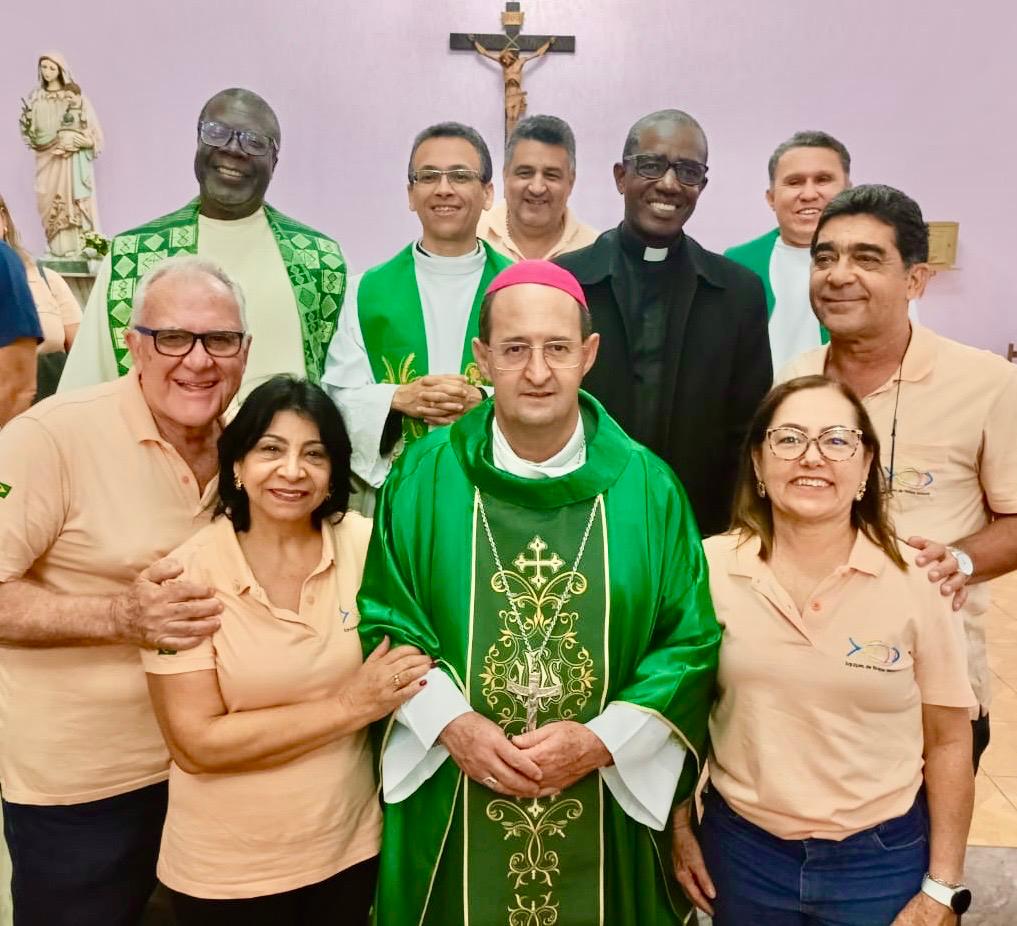 Membros das Equipes de Nossa Senhora ao lado de Dom Francisco Cota