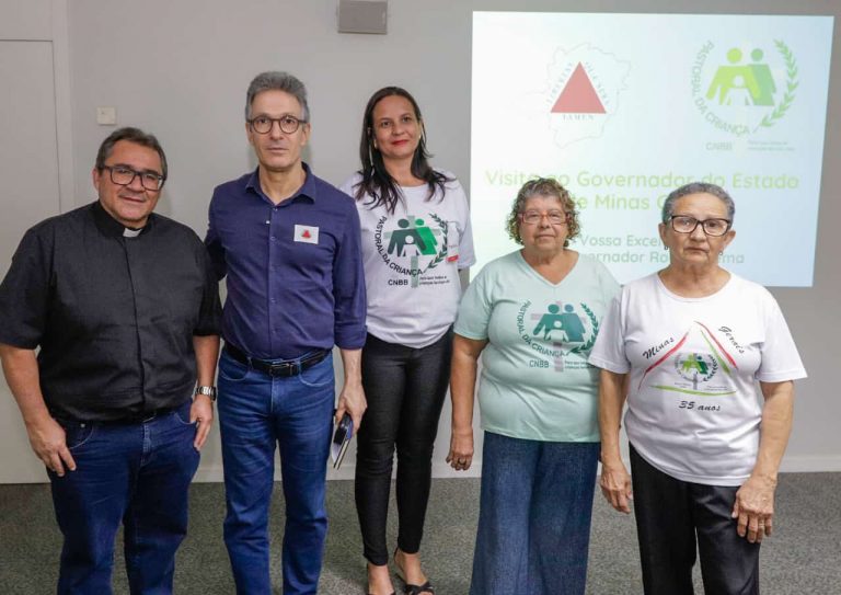 Membros de Pastorais da Criança em reunião com o governador Romeu Zema, a coordenadora da Pastoral de Sete Lagoas esteve presente à reunião.