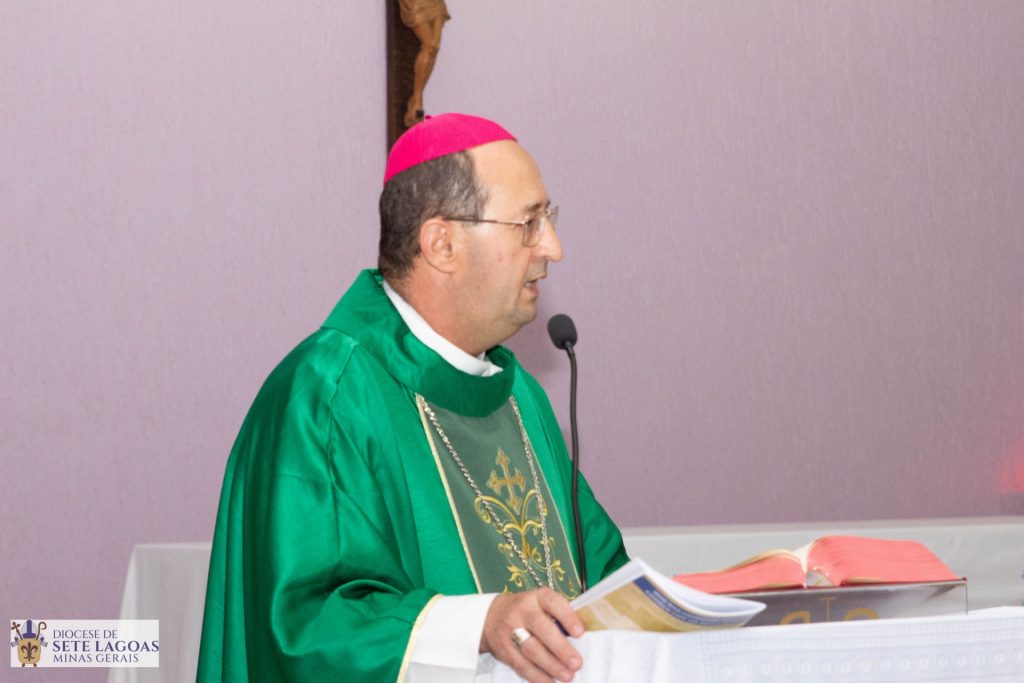 Dom Francisco Cota em celebração na abertura da Semana Nacional da Família em Sete Lagoas